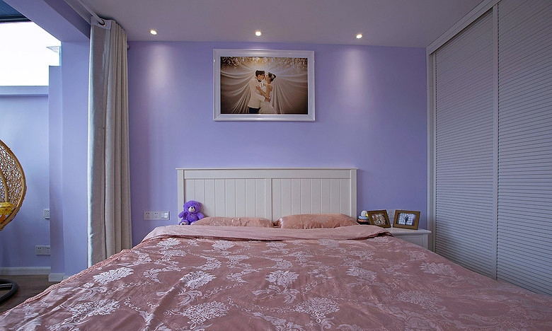 卧室墙纸采用了紫色，整体非常温馨舒适。