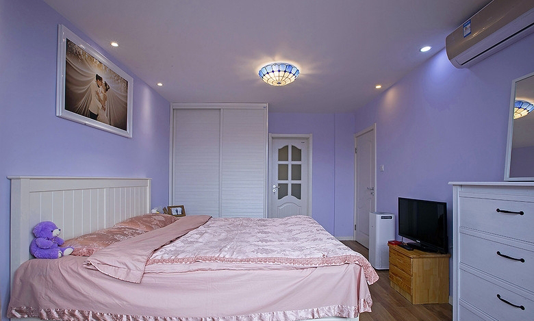 卧室灯具也是非常的漂亮柔和不刺眼，里面应有尽有。