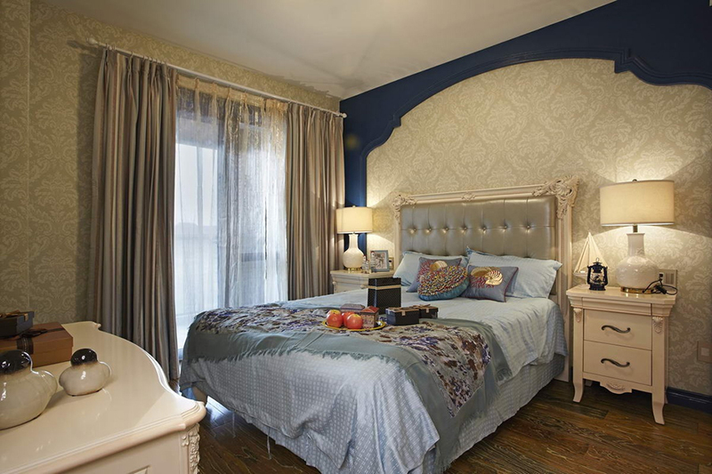 卧室除了富有地中海特色以外，也没有多余的装饰，一切都那么的和谐。