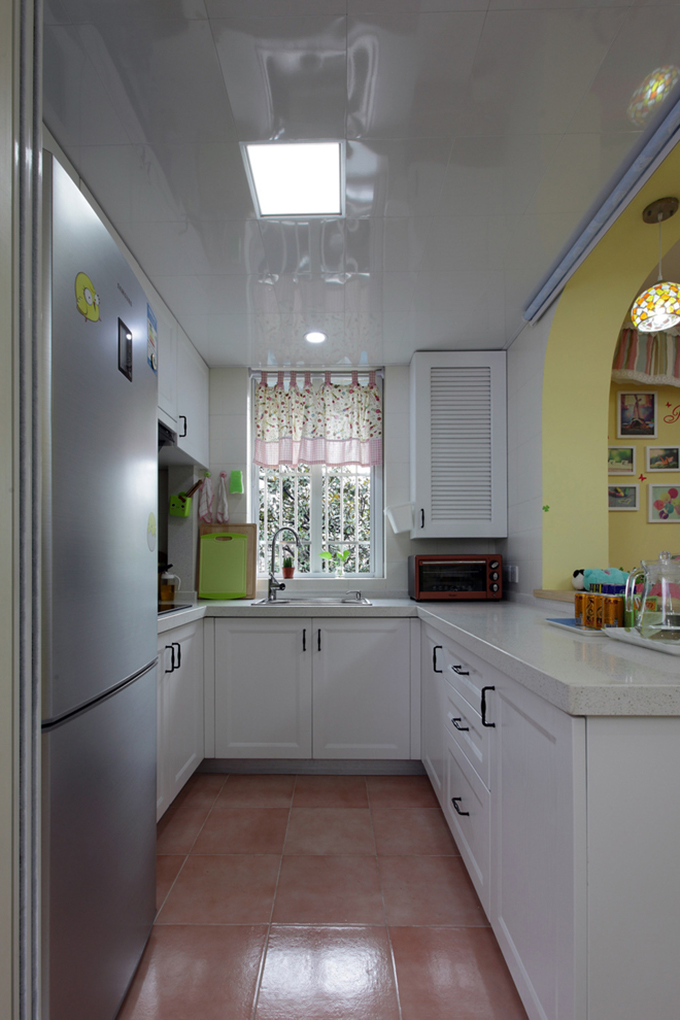 走进厨房就感觉一片大白色，异常的浪漫整洁，门以花格加玻璃，不影响采光也防止油烟。