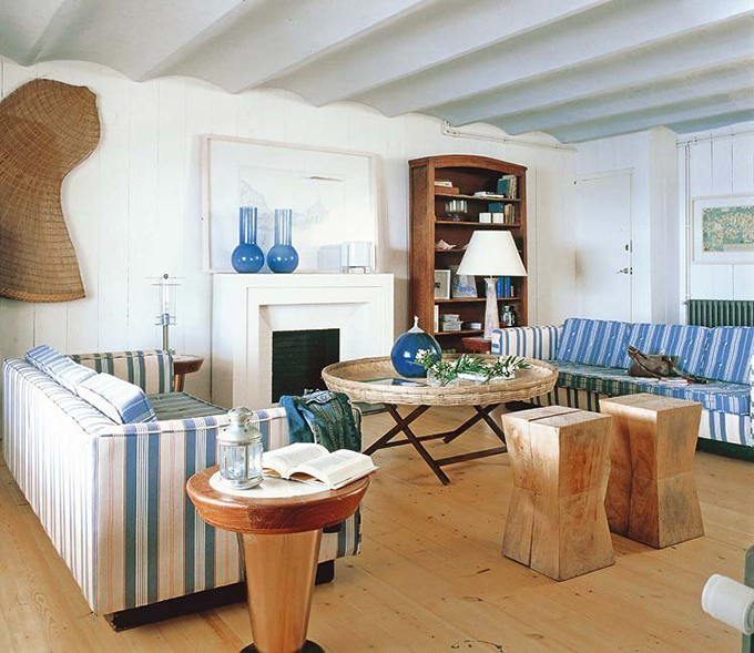 客厅以蓝色来提升亮度，棕色的实木家具来增加暖度，而奇特的木凳子造型更是可以当作边桌来使用。