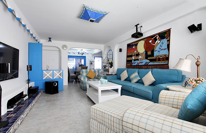 客厅以白色为主基调，蓝色再加以点缀，波浪形的勾边给人流浪的感觉，格子的 沙发也很清新。
