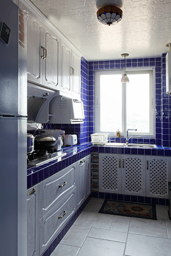 厨房以深浅相间的色彩互相匹配，也能给人一种海域的感觉，异常的和谐。