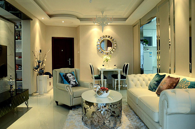 客厅以古典欧式风格再融入了现代的生活元素，惬意、浪漫而又精益求精的细节处理，带给业主无尽的舒适感。