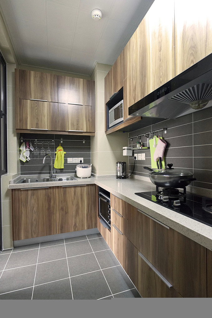 L型的厨房以实木橱柜配上灰色瓷砖为主，从外面看也是整洁异常啊，还能给人一种大气的感觉。
