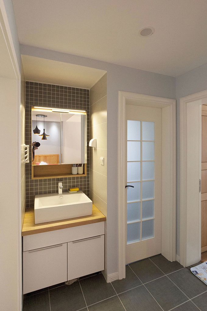 卫生间以两种形式不同却都是灰色的瓷砖来作为背景，虽装饰简约，却做得非常到位。