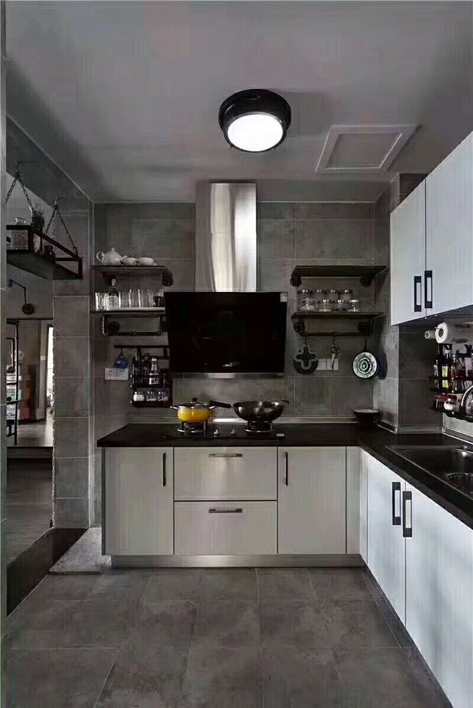 厨房也是以水泥色配上白色的橱柜，这样L型的厨房灰色配，倒给人一种异常整洁大气的感觉。