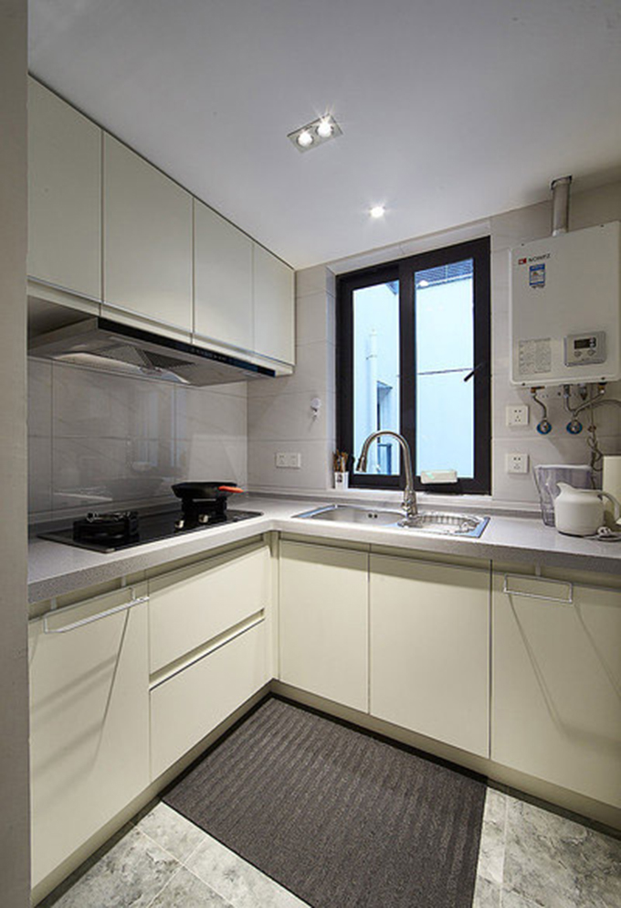 厨房米色的橱柜与纹理漂亮的地砖，让整体看起来十分的清新舒适。