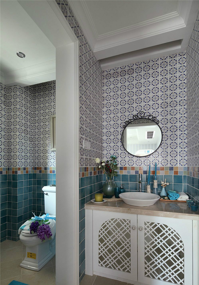 卫生间的装饰也以瓷砖的色彩搭配为亮点，从上到下的层次感非常鲜明，看起来也很舒适整洁。
