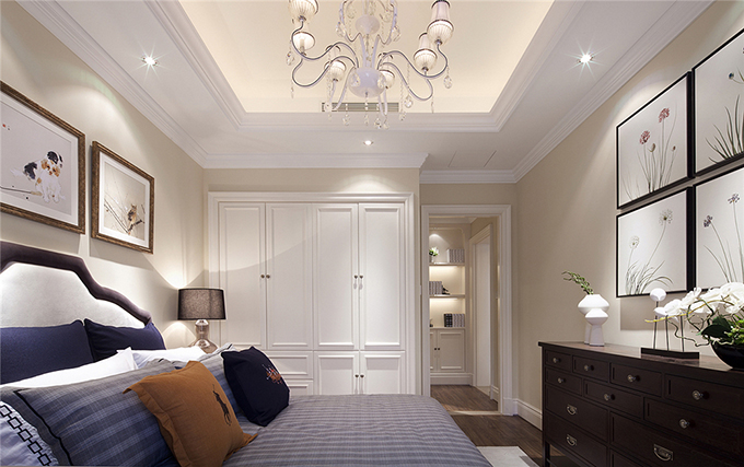 卧室简洁的挂画与明亮的吊灯装饰，整体都以白色为主，大大的嵌入式衣柜更是为房间增加了空间，看着也很舒服。