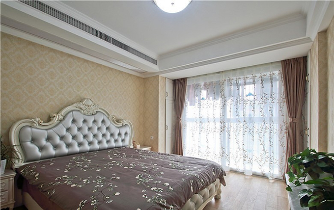 卧室的窗帘与床上用品色彩互相映衬，里面一层的纱帘也十分精致，大大的空间与阳台，让空间都变得异常舒适。