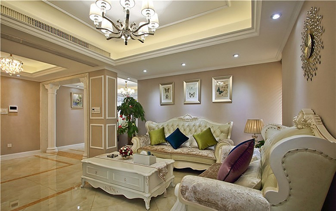 客厅整体基调都以浅黄色为主，而白色的灯光照耀整个空间都十分的明亮舒适，透露着现代欧式简洁大气而奢华的感觉。