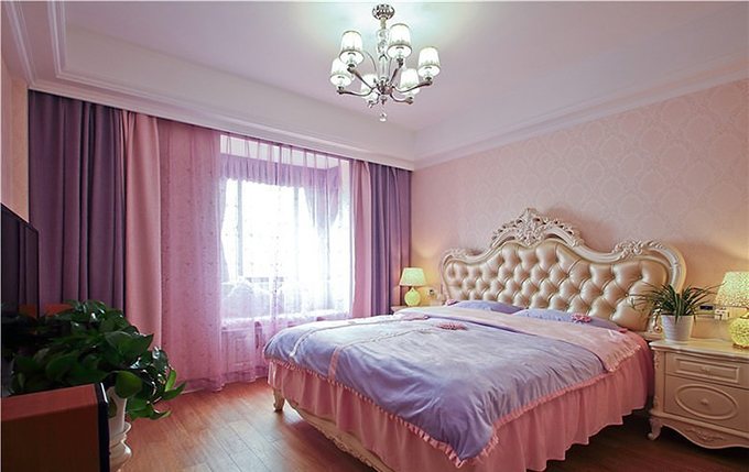这间卧室则以粉色为整体布局，看起来也很有少女心的感觉，大气奢华而又温馨，再用绿植加以点缀，非常美妙。