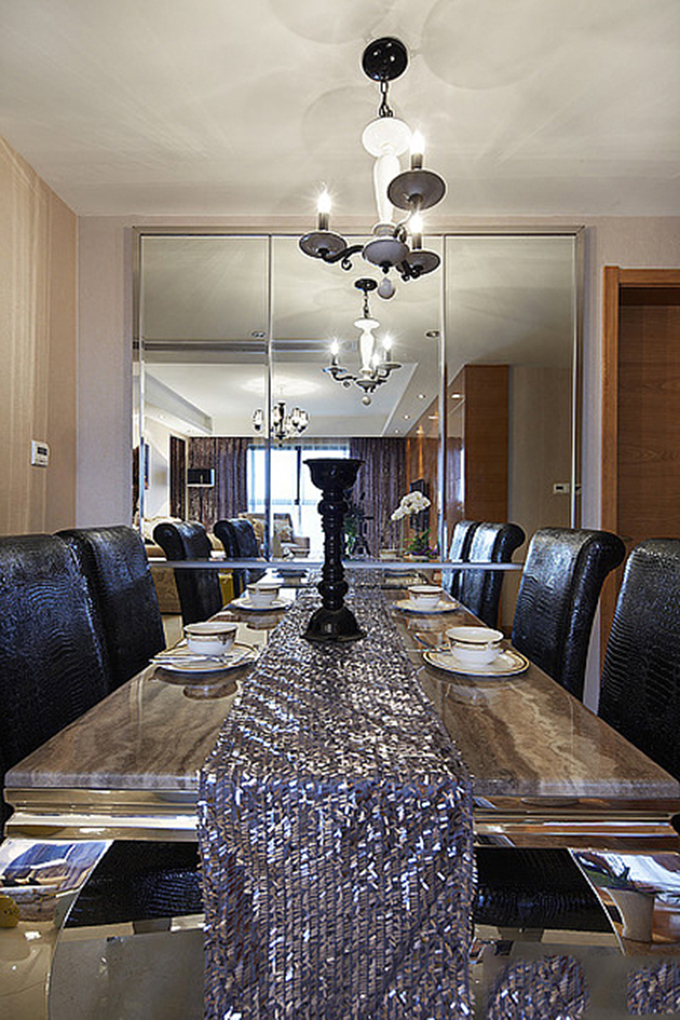 餐厅装饰简洁，长长的桌子以镜面来作为背景墙，又放大的空间，再配上烛台的装饰精致而又浪漫。