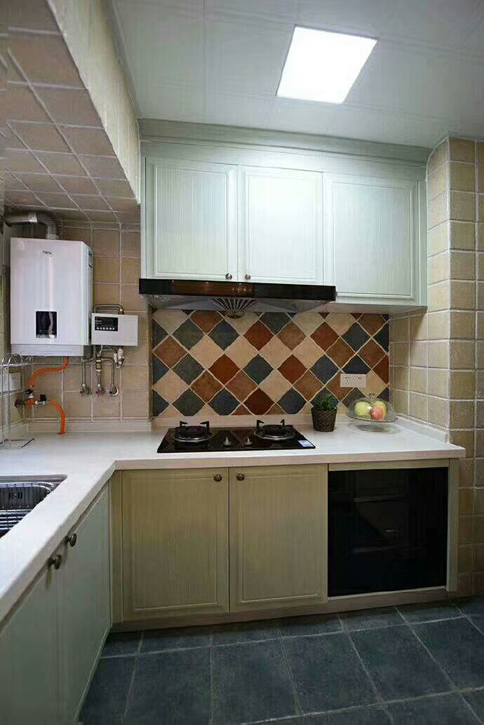 厨房各种瓷砖的穿插看起来非常的个性，选择的色彩也非常耐脏，整体置物也十分方便。