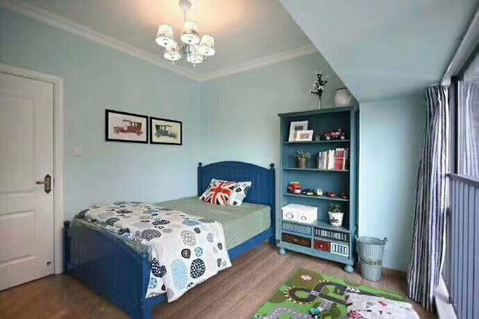 儿童房除了床还设计了玩耍和学习的地方，非常的节省空间，整体色调的搭配看起来也非常舒服。
