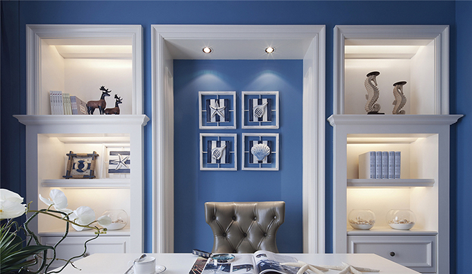 蓝色配搭白色突出室内优雅，门框式配搭上两个开放式的书柜作为书房背景图，一把疲软椅配上白色简约桌突出书房典雅。