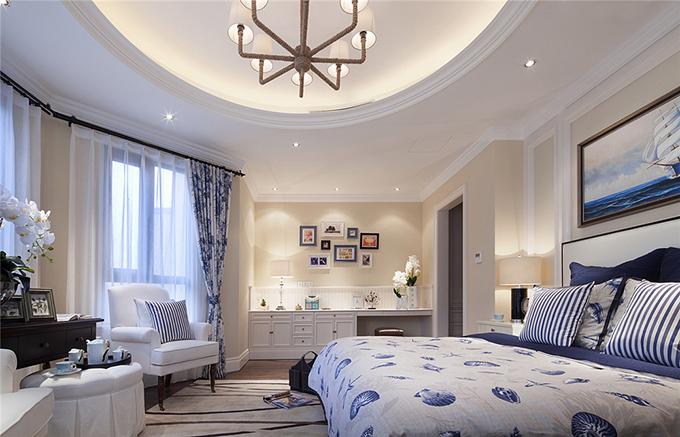 多功能卧室，图形吊顶配上支柱吊灯体现室内的温馨舒适，米白色，白色，蓝色的结合图像空间色彩光芒。