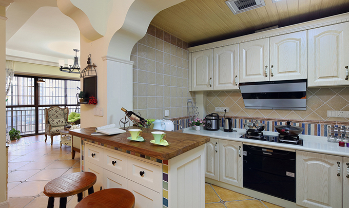 开放式的厨房增加了吧台突出空间的格调，白色橱柜与乳白色墙面互相对应，黄色地面和白色橱柜结合体现厨房容易清洁。