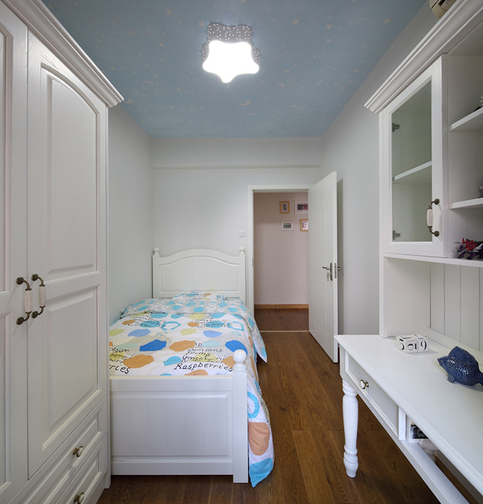 长方形的空间里合理布置，多出用到白色，床、书桌、橱衣柜、墙面使用白体现孩子纯真，床上用品与地板进入点缀出空间色彩。