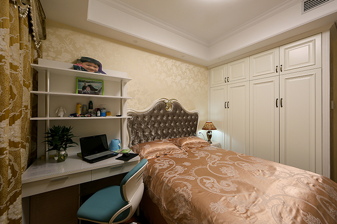 白色的多门壁橱柜与天花板融为一，银黄色的墙面与床上用品、窗帘塑造空的温暖，书架与书桌的合二为一增大空间面积。