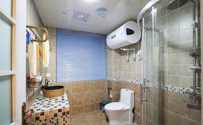 乳白色墙面与白色天花板互相对应，黄色的地砖配上花式瓷砖的洗脸盆体现空间的色彩，玻璃推拉门存在拥有独立淋浴间。