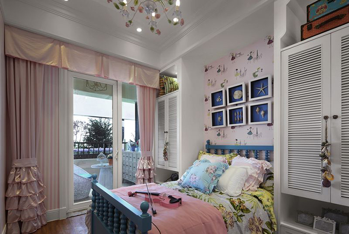图拉门隔离阳台，大量的粉色家纺配上粉红色床头墙体现少女心，框架床头橱衣柜的存在增大空间面积，蓝色床配上蓝色底标本体现孩子纯真。