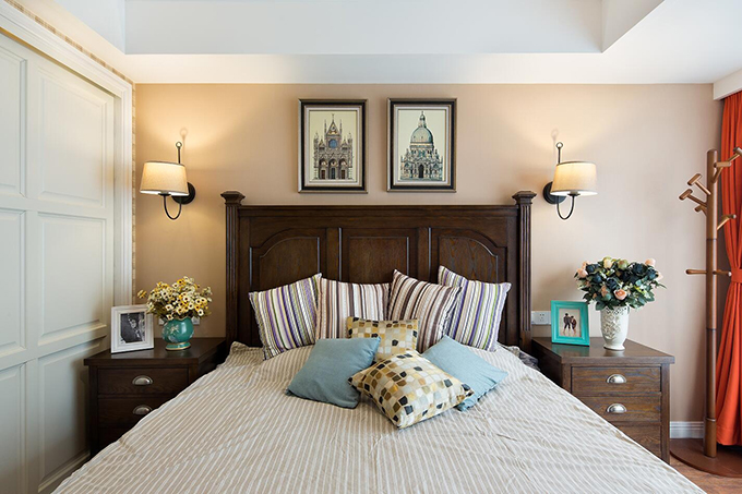 白色滑轮门壁柜与天花板融为一体打造空间里优雅一面，浅黄色墙配上现代罩式灯具增加空间温馨，褐色木地板与深色实木床结合打造典雅温馨的室内。
