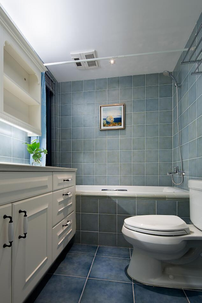 简捷白色天花板有白色用品融为一体突出空间节简，深色地砖与浅色壁砖的结合打造了优雅的空间，浴池存在体闲空间时尚。