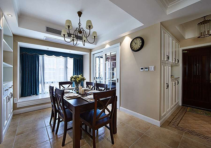 方格吊灯配上古典拱形铁柱吊灯打造典雅的空间，开放式白色橱柜对应厨房方格推拉门，简约风格木质餐桌的出突出空间典雅。