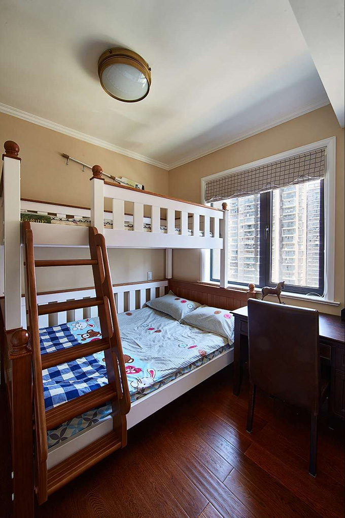 隔板式吊顶配上典雅罩式灯塑造淳朴环境，采用现代二孩上下铺床增加空间面积，深棕色地板配搭古典家具体现空间优雅。