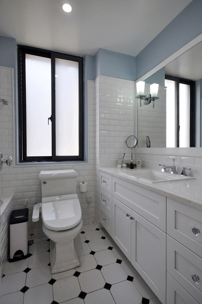 黑白多边形的地砖与白色防水融合点缀空间素雅，白色品与白色壁碰撞塑造朴实，蓝色墙鱼白天花板结合点亮空间色彩。