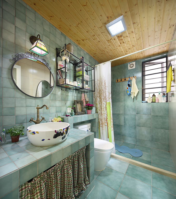 青色地砖、墙砖塑造春天绿芽景色，使用古典装修装饰出简约卫生间，最简洁窗帘打造独立淋浴间，木质天花板点缀自然环境现象。