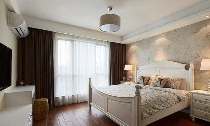 卧室也与整体背景的基调色彩一致，米色再搭配上明亮的空间，碎花的墙纸与床品也是互相呼应，给人冷静舒适的感觉。