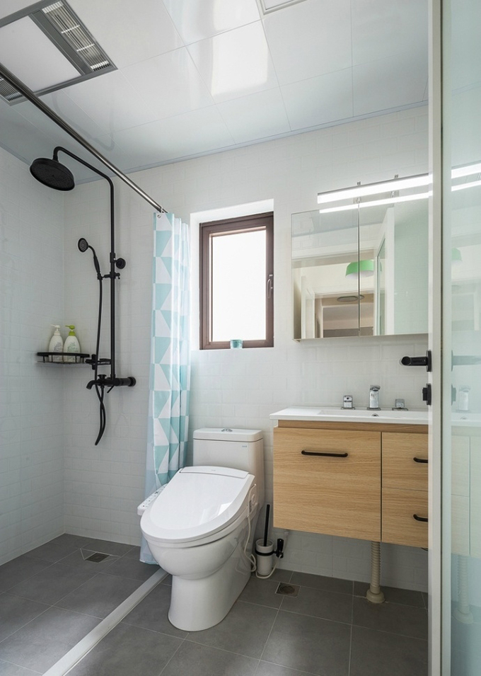 灰色地砖与白色面砖、天花板互相对应突显空间大气简约，采用最简单方法布帘分隔干湿地区，门柜的洗脸盆出现增加卫生间的收纳。