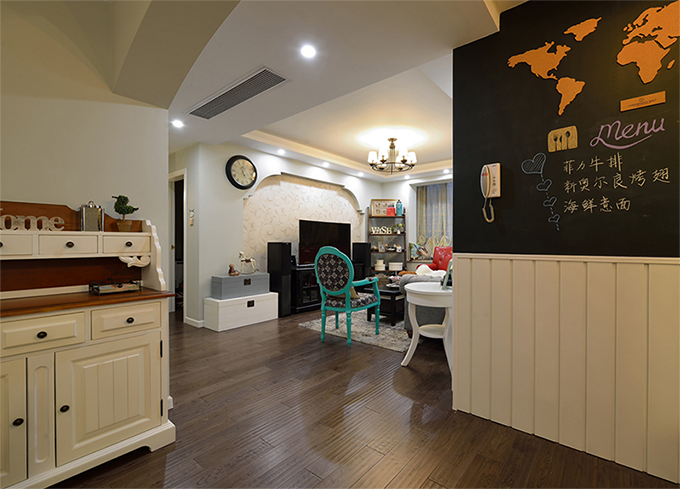 一进门墙壁安装黑板能记住下重要事情，左侧放置电子琴模型柜子增加空间收纳，深色木制板与白色墙面呈现空间优雅。