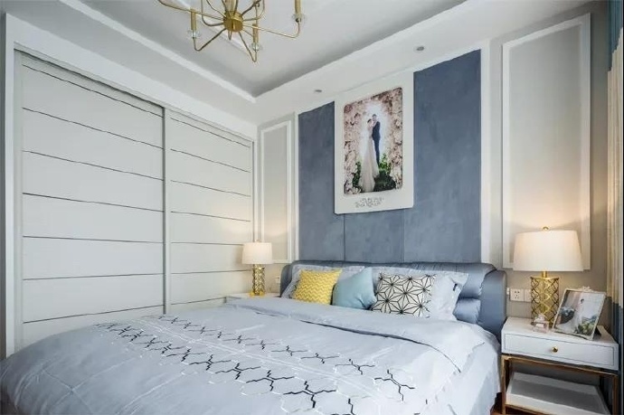 卧室的部分简单干净，淡蓝色的设计，符合整个居室的氛围，虽然空间比较的狭小，但是看上去非常有层次感和和谐宁静的感觉。