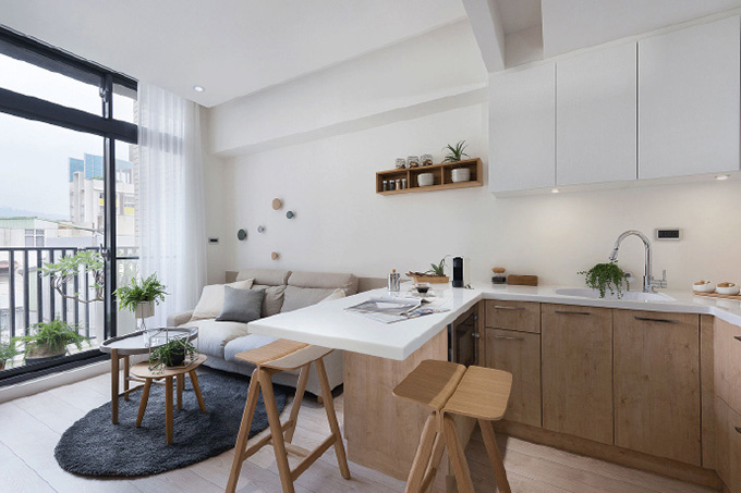 厨房的区域是经典的原木风的设计，和白色搭配显得简单大方，将餐桌设计在厨房的区域，能很好的做到节约空间，减少了活动的范围，也方便了日常的走动，设计合理适合日常的用餐需要。