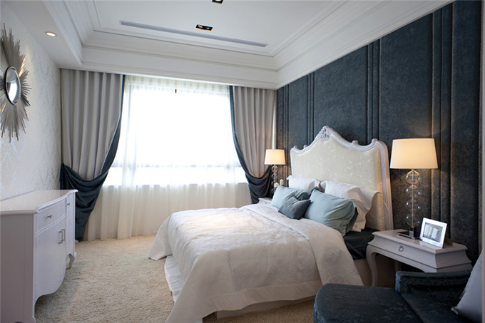 卧室背景软软的深色墙也让空间不会显得过分单一，而另一面浅色的壁纸花纹与镜面呼应，让空间有种绵软温馨的感觉。