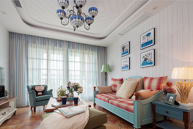 客厅以稍带弧形的周围来设计吊顶，加上窗帘、沙发色彩的点缀，看起来十分清爽舒适。