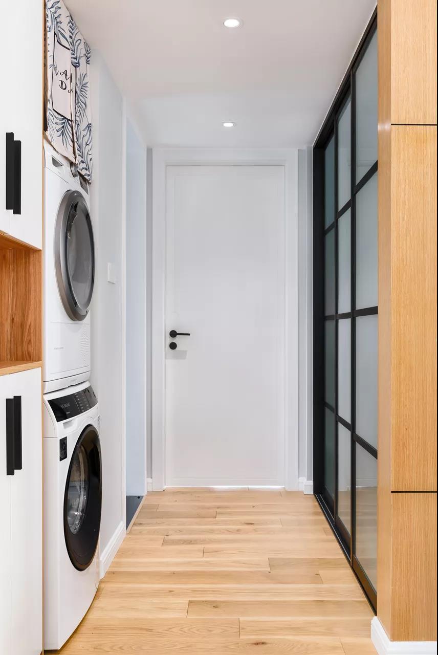 没有阳台晒衣物，在紧凑的户型内把洗衣机烘干机放置在过道位置，保障其他空间相对宽裕舒适。