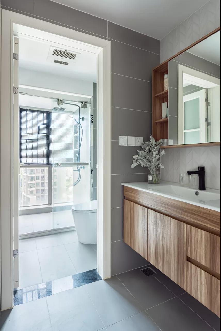 卫生间，外置洗手台让日常生活更加便利，大面积的落地窗带来明亮舒适的空间感受