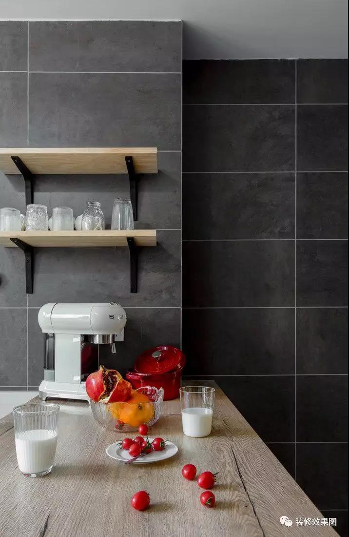 嵌入式的吧台，将厨房划分出一个多功能区，墙面设置原木色的一字隔板，可以用来放置一些常用的碗具、杯具等