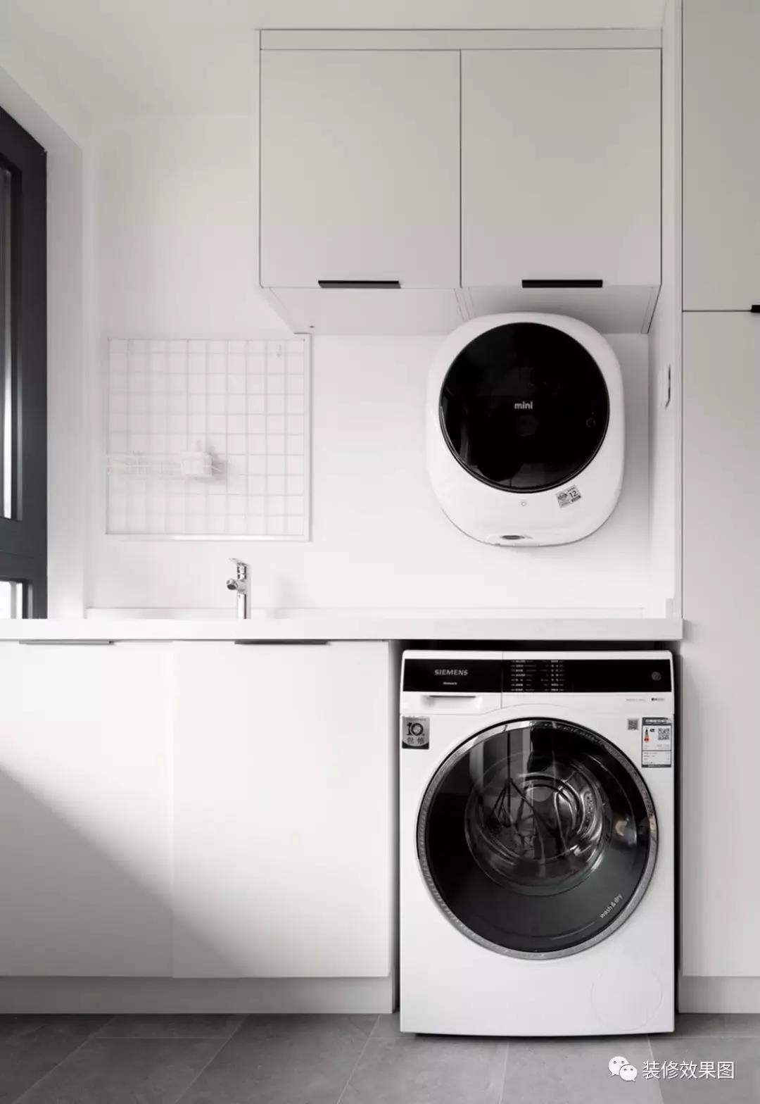 阳台黑白色调简约利落，将洗衣机嵌入地柜中，高效地利用了空间。洗衣机的上方增设吊柜，增强了储物功能。