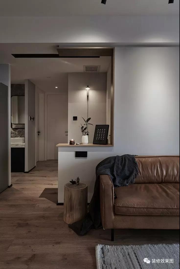 将沙发墙以半开放的形式展现，让客厅与卧房的交界处有更多的灵动空间