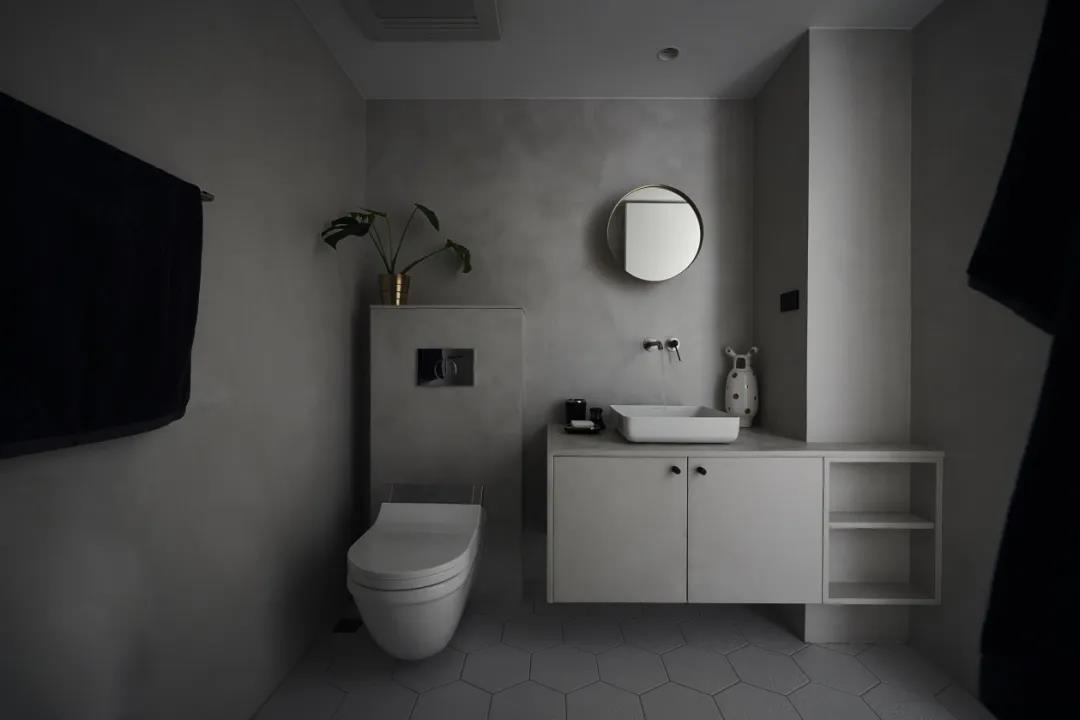 卫生间采用六边形地砖，颜色与墙面呼应，壁挂式马桶，简单实用。