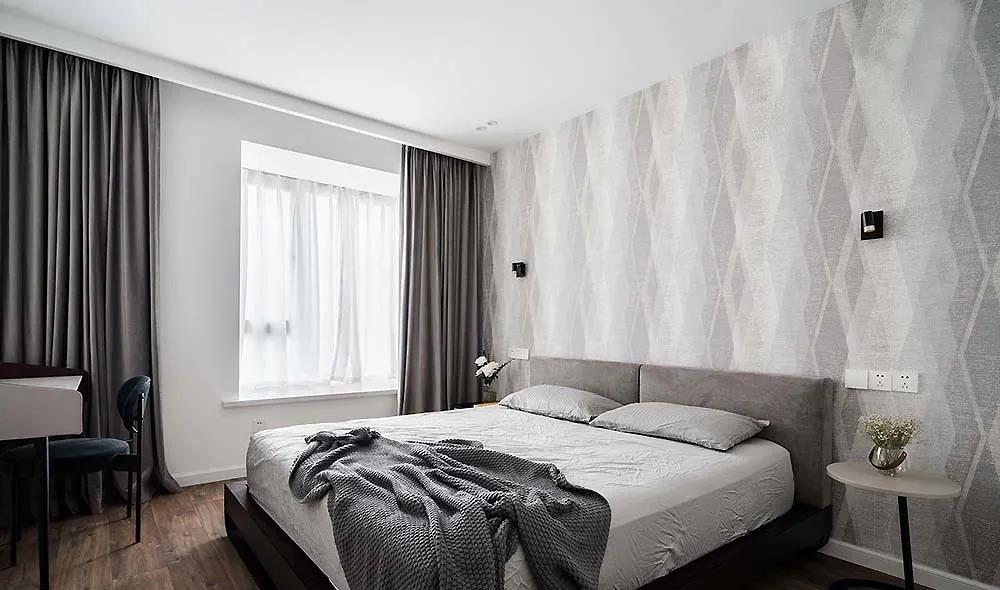 主卧延续客厅的风格 低调柔和的配色 打造更加安逸平和的睡眠环境