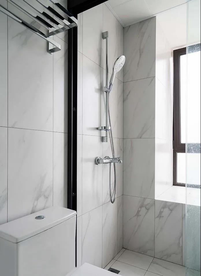 卫生间采用干湿分离的设计 灵动优美的墙面砖如拼图般层层镶嵌 搭配金边圆镜与水磨石吊灯 让小小的空间显得更为精致有趣