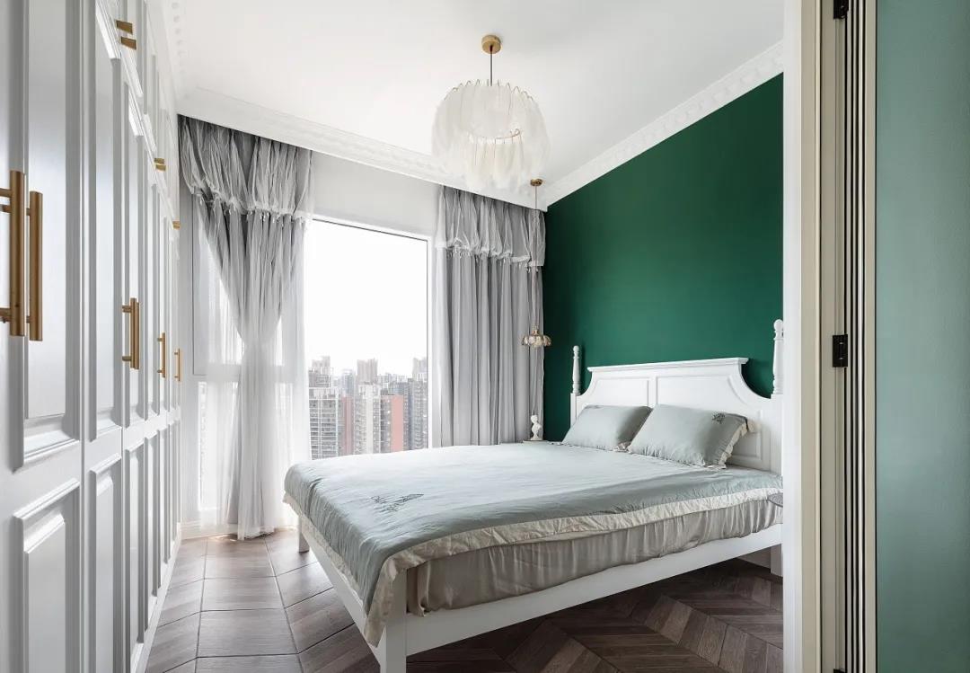 主卧色彩主调是墨绿色，干净又包容。法式家居充满仪式感，大大的床，给人静美优雅的视觉感受。