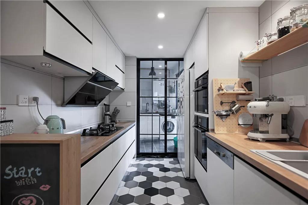 厨房二字形的操作空间，在木色的操作台下，搭配白色定制橱柜，让做饭的氛围都是充满轻松自然的舒适感。